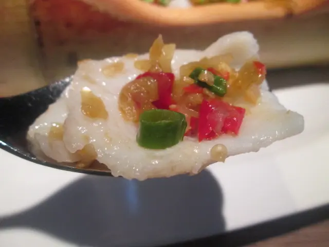 魚片加少許剁辣伴吃, 既香辣惹味, 又不失魚鮮味