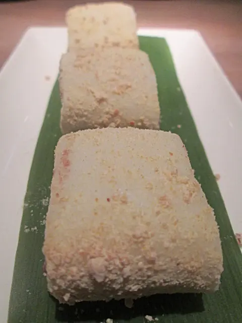 灑上黃豆粉, 混入果仁碎粒