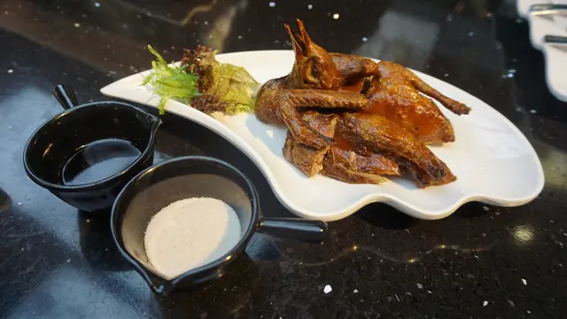 外皮略帶脆,皮下脂肪不會過厚,油香豐腴,肉質不韌柴