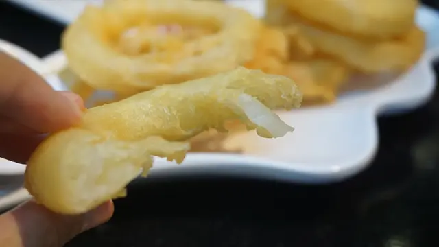 成色金黃,可是滲油速度甚快,要捉緊好入口又不會過油的時候吃,有夠難