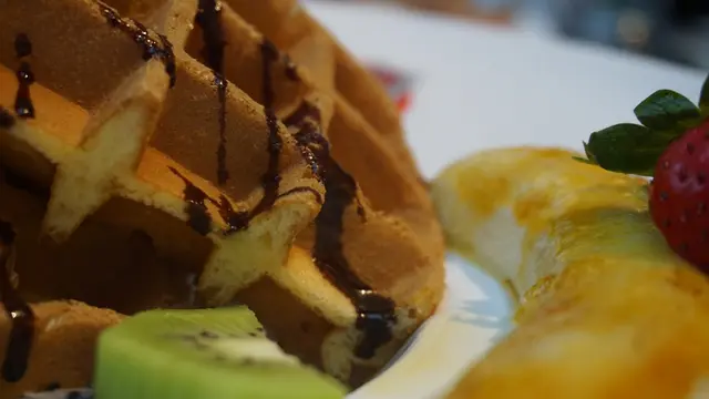 窩夫是稔綿鬆化的,不硬身,似是紥實的蛋糕,幾飽肚,建議至少兩人分享