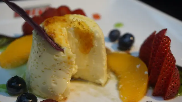 布甸不算細滑,甜度恰到好處,所之不會太甜膩,另配有不少莓果