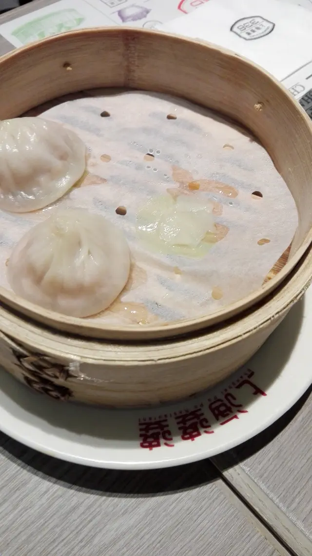 一只黏底湯汁沒了, 另一只未夾都開始漏汁, 勉強保得住少許