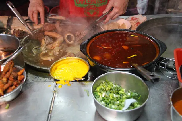 店內有3種調味料提供：黃芥辣、蒜蓉辣椒醬和辣椒油 可自由添加