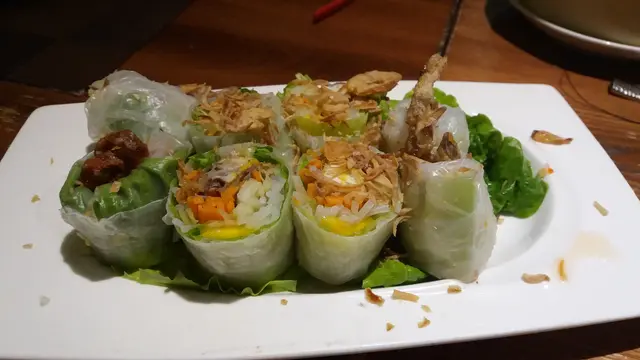 米紙卷包著酸酸甜甜嘅芒果,加上香脆的軟殼蟹,十分開胃