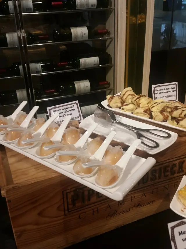 燕窩黑糖龍眼果凍; 香蕉朱古力pancake