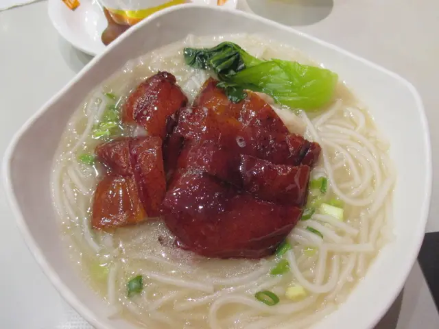 個瀨粉好大碗。個賣相好正,個食落個瀨粉好彈牙。D燒鵝肉可嫩口。