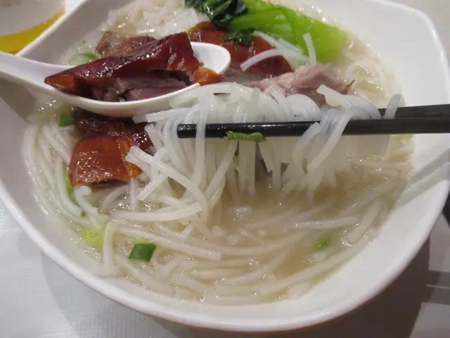 個瀨粉好大碗。個賣相好正，個食落個瀨粉好彈牙。D燒鵝肉可嫩口。