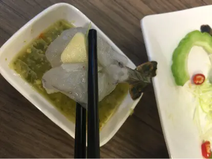 配上生蒜粒和辣椒粒 和 重香草味的泰式酸辣醬汁 一起吃 十分惹味!👍🏻👍🏻👍🏻👍🏻👍🏻