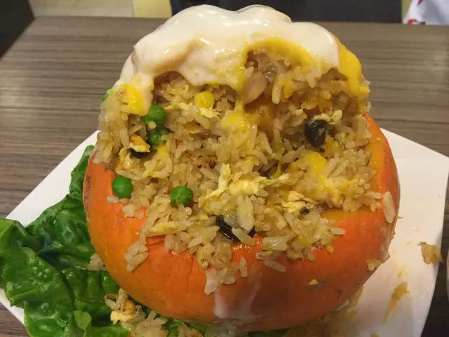 炒飯配料多,把南瓜溶漿、椰漿和炒飯拌在一起吃味道更上一層樓👍🏻 提子乾和雜豆更令到炒飯有多一重口感
最重要是把整個南瓜海鮮飯焗過 每啖飯都香甜可口