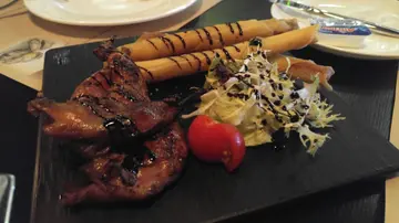 炸鹅肝春卷伴蜜糖鹌鹑肶