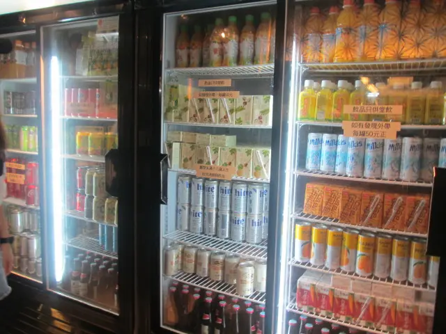 放了極多款式的飲品凍櫃