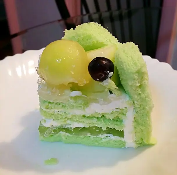 海綿蛋糕﹑忌廉和蜜瓜果肉啫喱層層相隔,口感十足