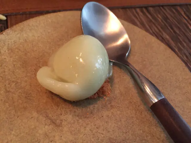 應該是自製的梨子雪芭，口感清爽，好吃!!