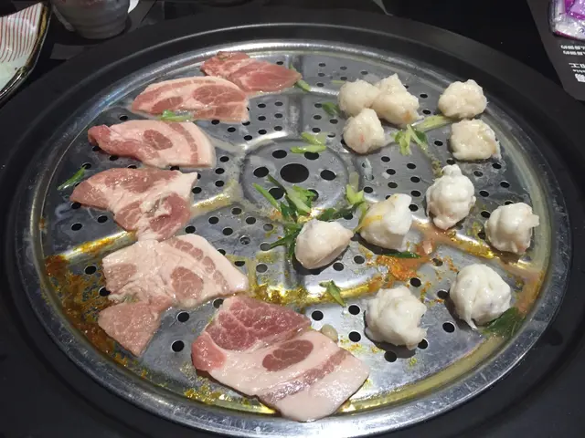 日本宮崎放養豬梅頭肉 + 手打墨魚滑及手打鮮蝦滑
