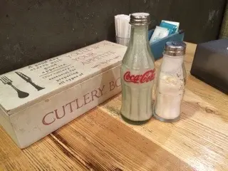 最可愛的是這對可樂瓶裝胡椒粉和鹽