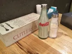 最可爱的是这对可乐瓶装胡椒粉和盐