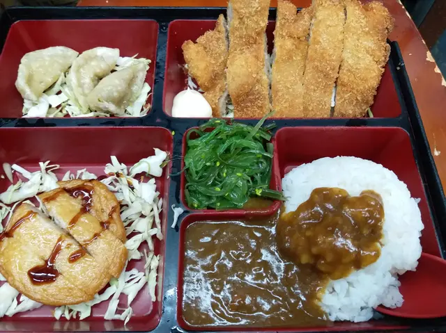 吉列豬扒、炸餃子、日式魚餅
