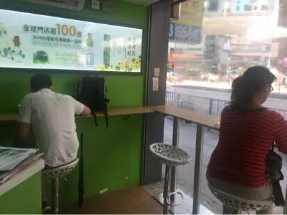 只有3個高櫈座位