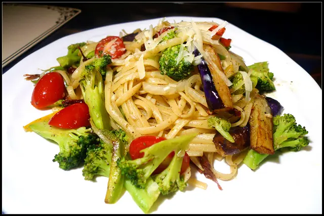 番茄干欖油香蒜什菜扁麵