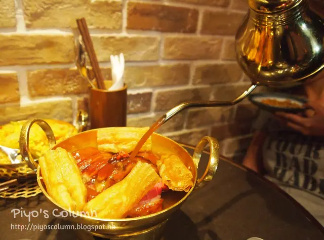 肉骨茶即席從金色長嘴茶壺拉出。