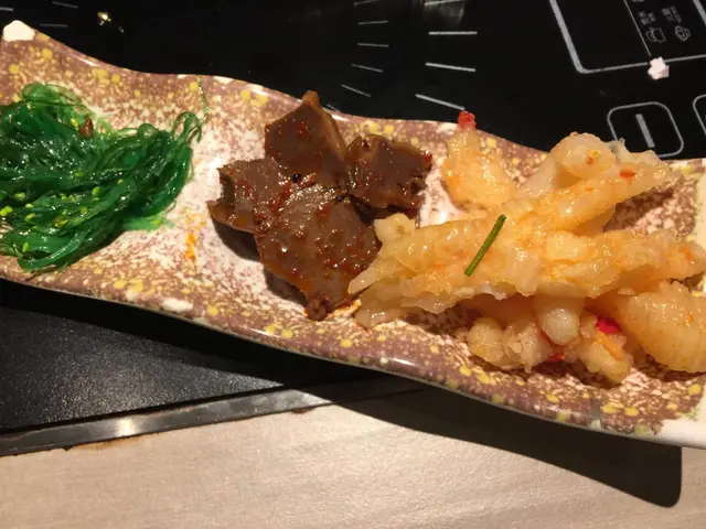 麻辣雞腎雖然對於嗜辣的朕來說不太夠辣,但微辣的感覺也相當過癮!
中華沙律絲絲入扣,冰涼脆口!