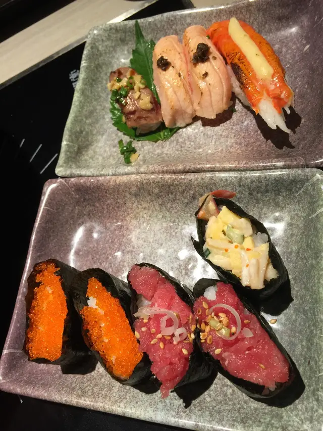 別的放題和牛朕倒是不敢吃,但「極尚大瀛喜」的和牛壽司就非吃不可!和牛燒得半生熟,牛味十足🐮☺️ 每次來朕都必食呢~
黑松露燒三文魚壽司,三文魚燒得半生熟,魚肉軟嫩,黑松露味突出👍🏻
醬燒皇帝蟹棒壽司的皇帝蟹棒是朕喜歡帶點嚼勁的口感,不會「粉」!