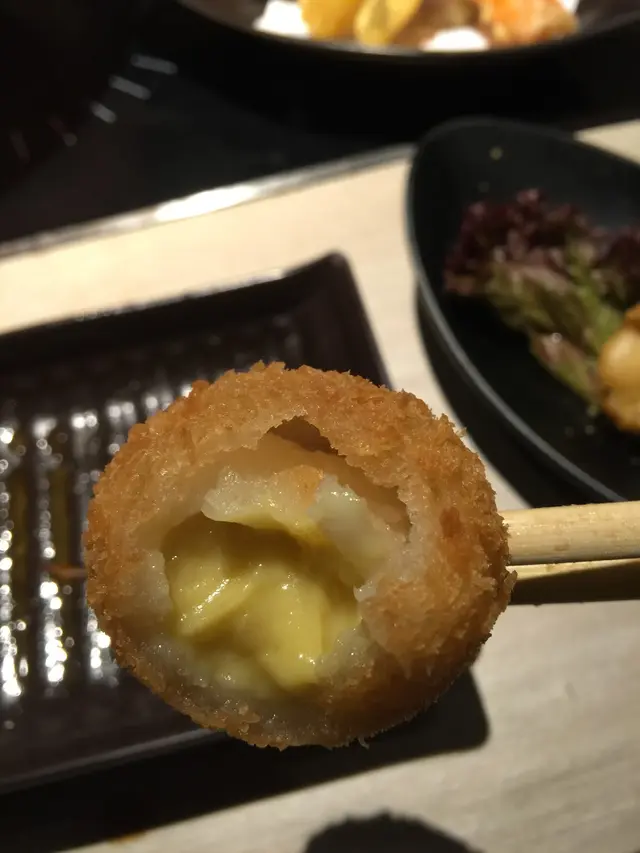 外皮炸脆,裡面竟是榴槤熔漿,滋味十足!👄 榴槤粉絲必試!