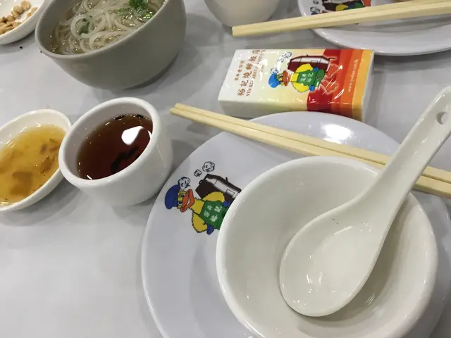 碗碟上印有裕記代表的燒鵝圖片