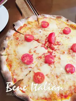 水牛芝士樱桃番茄薄饼