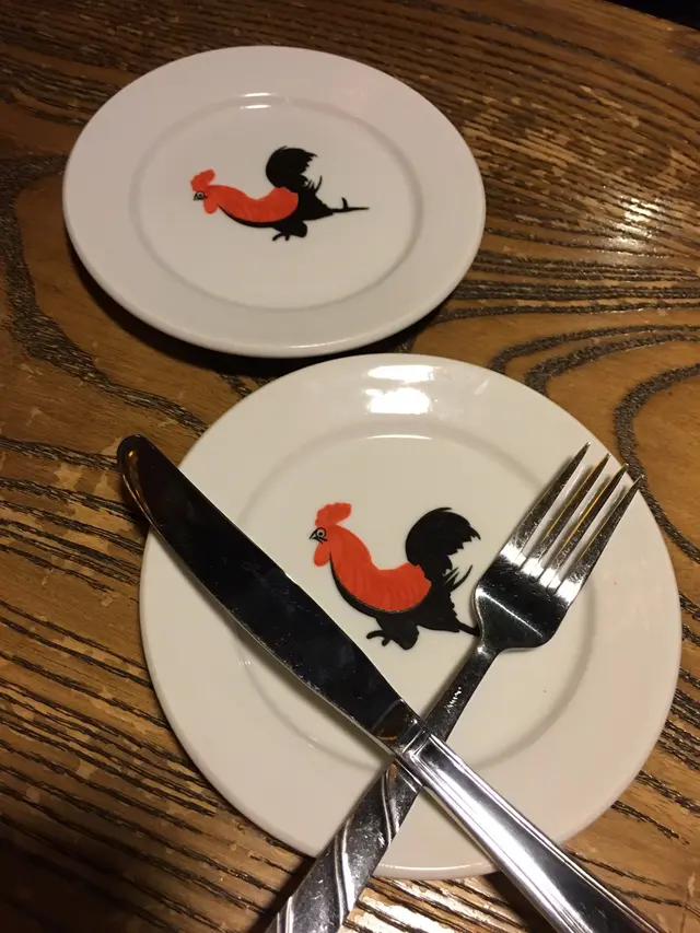 公雞碗就見得多, 公雞碟真係少見, 特別配上西式餐具, 感覺幾特別.