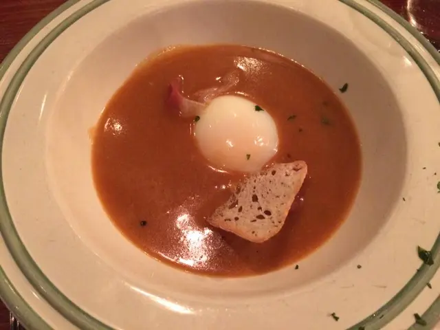 其實呢樣叫果陣唔知佢係湯, 個名實際叫咩我唔係好記得, 只係將入面有O既3大食物list出來俾大家睇, 當係菜名~XD~哈

攪拌左個溫泉蛋, 湯底原來有D蒜泥同薯蓉, 將所有野攪拌, 好creamy好好飲!! 值得一讚O既係個湯O既熱度岩岩好, 真係剛剛好, 完全好輕鬆咁一啖一匙咁放入口, 唔會熱傷喉嚨!! 廚師O既功力非常勁!!! 