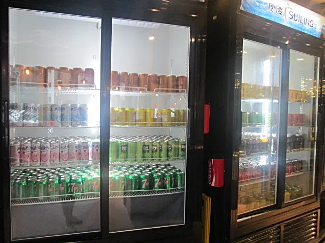 放了極多款式的飲品凍櫃