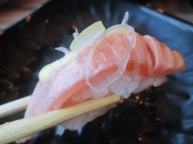 火炙三文魚腩滿載甘香的魚油