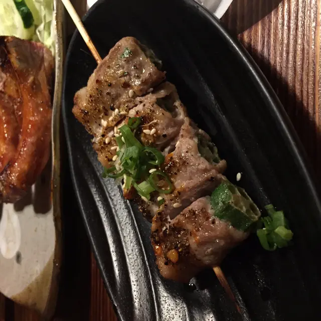 鹽燒黑豚肉秋葵卷