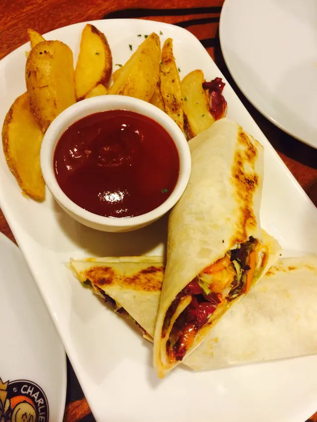 燒烤汁雞肉沙律墨西哥卷配炸薯角