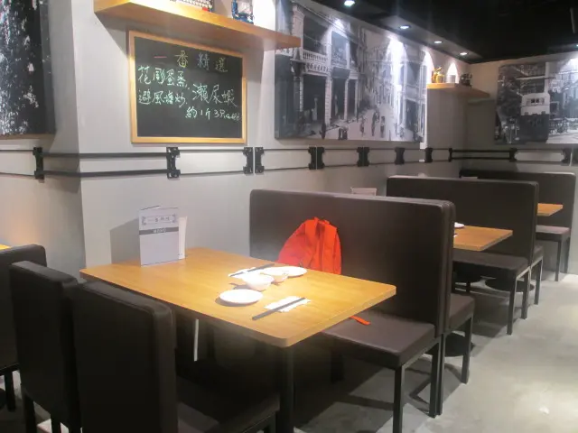 裏設有多張四人卡座