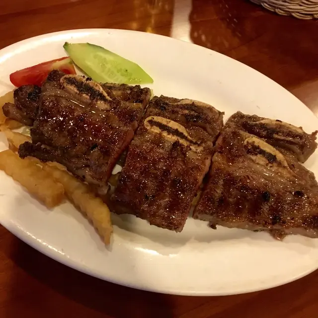 烧牛肋骨真的好好吃哦，俺吃的是7成熟的…