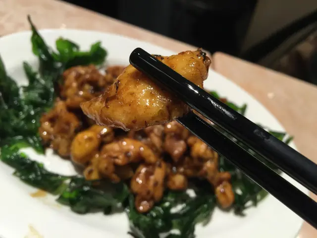 雞球爆得夠香,肉質保持嫩滑多汁,
味道香口惹味,不會太油膩,
配上爽脆如海苔的川椒葉,感覺很有趣呢!