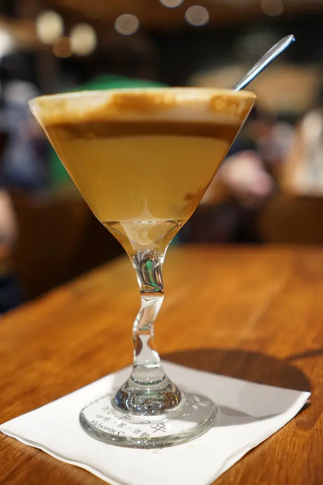 嚐一口脆甜的蕃薯片,再呷一口甘醇咖啡,加上綿密的奶泡,甜美的甘薯,豐富而帶層次,