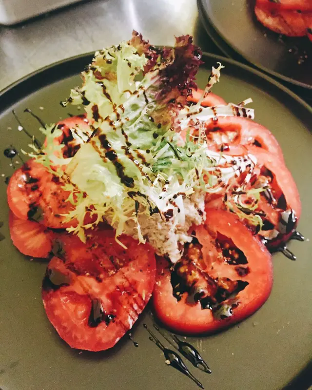 自家制黑醋配蕃茄，蟹肉味比較淡與黑醋很配