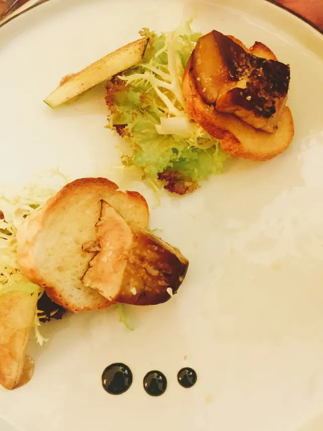 爆炸糖 配鵝肝真係好新鮮，入口即溶嘅鵝肝加上青蘋果，成件事一啲都唔漏