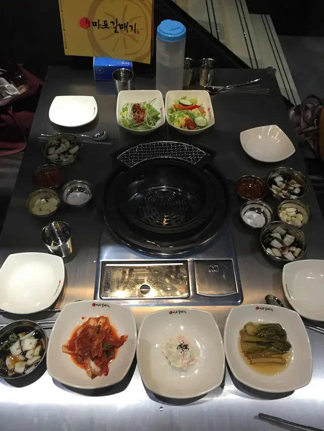 前菜：泡菜、沙律、醬料等，特別此店的沙律令我無限Encore