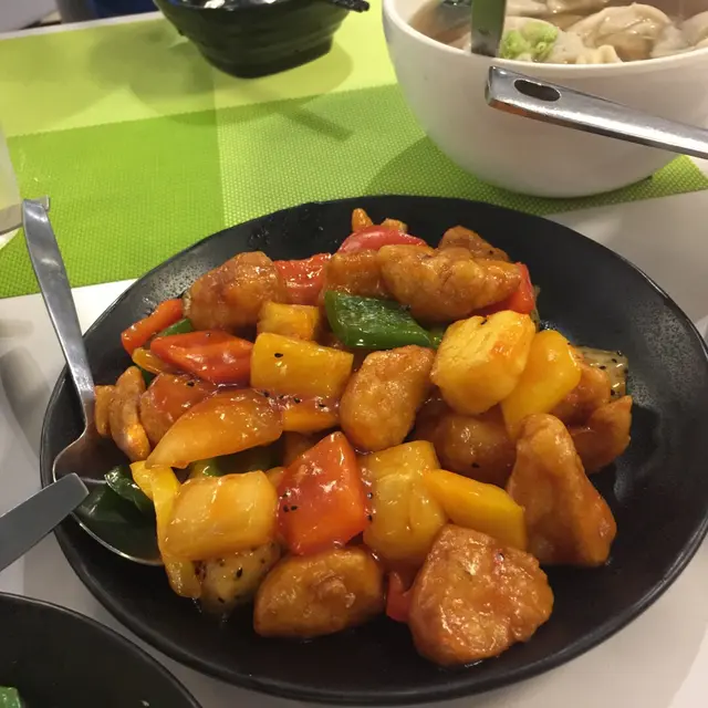 賣相光澤誘人，顏色鮮豔，菠蘿甜中帶微酸，嫩滑細密又軟綿綿的咕嚕肉，加上自家製的醬汁，整體配撘恰到好處，份量又多