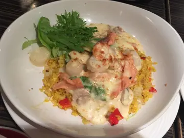 巴馬臣芝士牛油果焗三文魚帶子特色飯