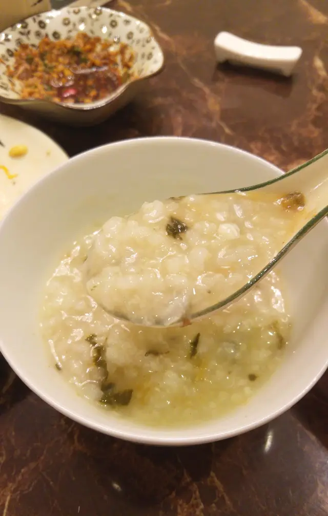 吸收了海鮮精華的菜乾排骨粥, 軟綿香滑