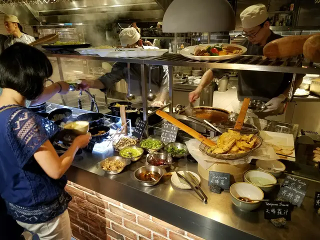 有天婦羅和港式車仔麵檔位，還有鵝肝多士，入口即融，但車仔麵?誰會在自助餐吃啦XD