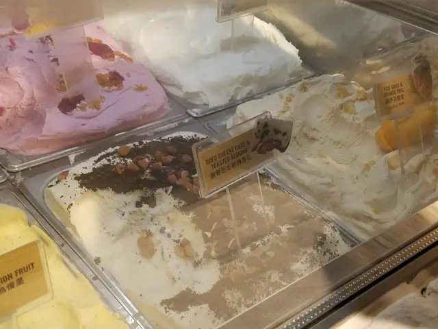 有幾種雪糕，最特別的莫過於矛台味，真的有種beer的酒精味，但吃完也不會醉啦，另外紫薯味也很不錯，同檔更有流心芝士pie ，好creamy，好流心，好。。。芝?！