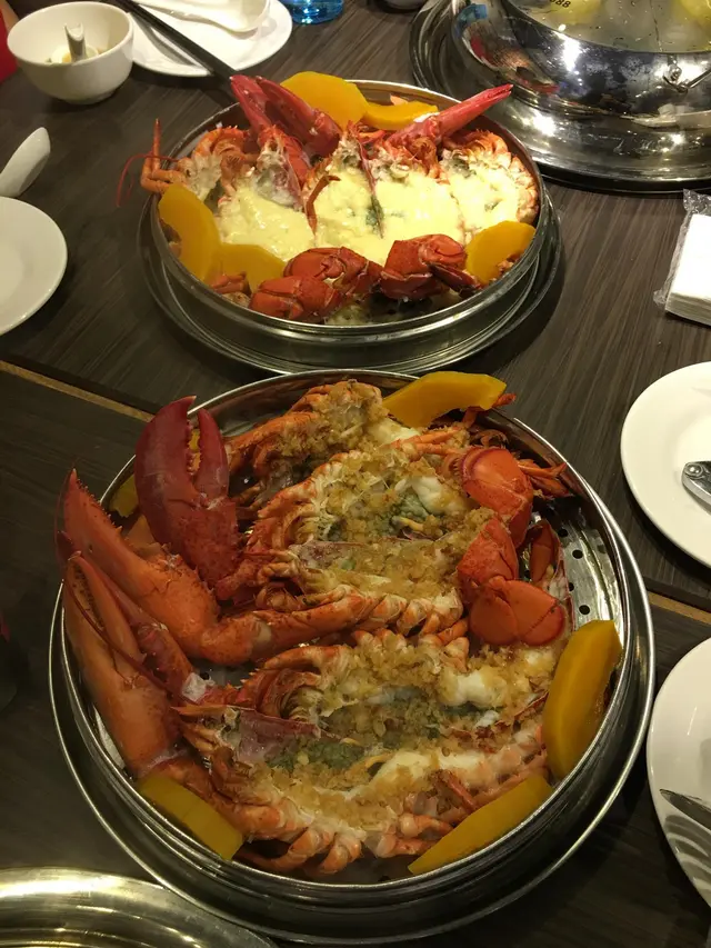 一上龍蝦已經好震撼，大隻到呢，我地人多，可以試晒2隻醬，堅好味，我中意蒜蓉多D！