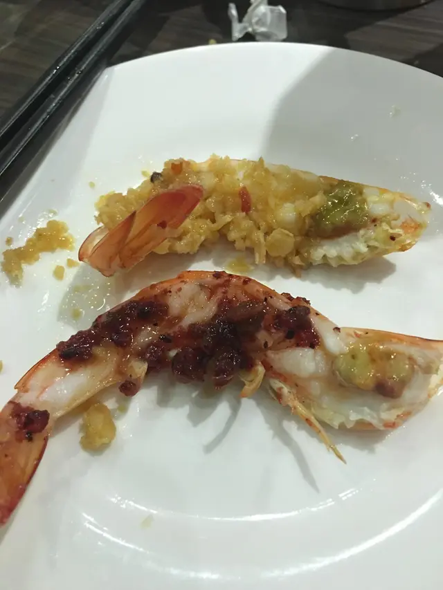 呢個蝦真係一食難忘，因為就係個紅色醬，嘩好味到唔識講，開晒邊食得好方便！